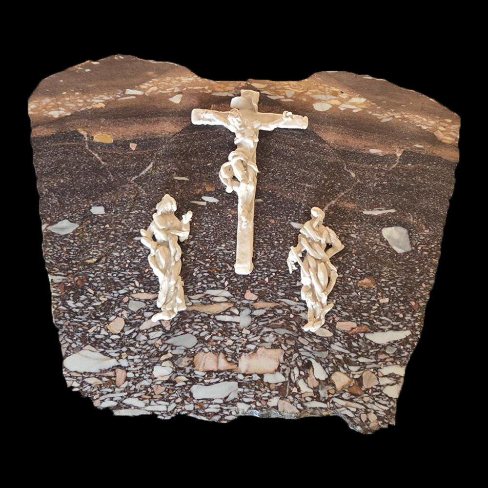 Piano rivestito in breccia Semesanto con crocifissione